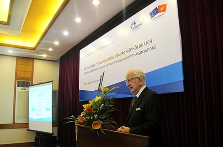 Chuyên gia quốc tế về các Tổ chức Du lịch của Dự án EU Jim Flannery trình bày tham luận tại hội thảo